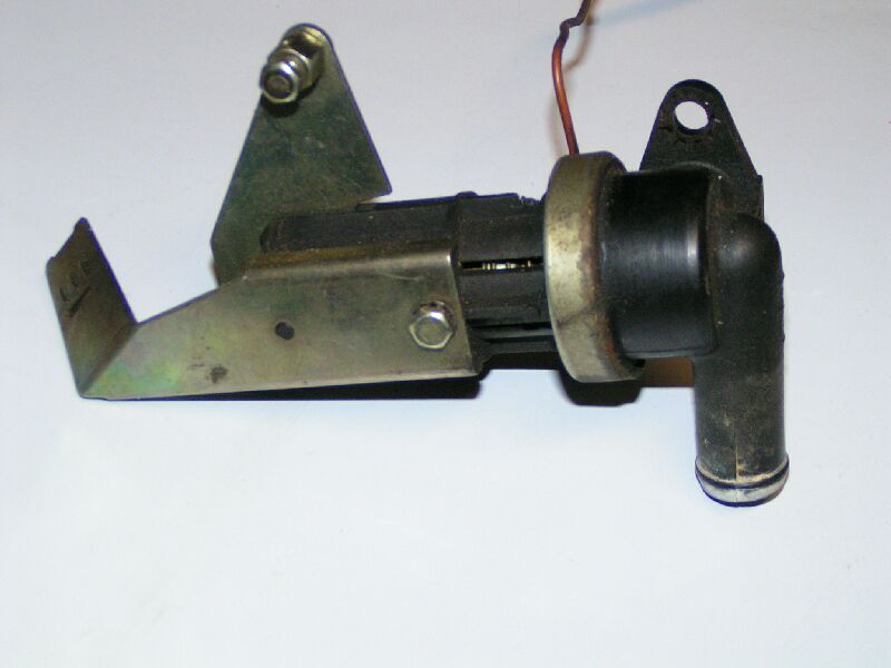 This is the valve from the Alfetta Sedan. Note the difference in the arm' position and the wire housing holder.